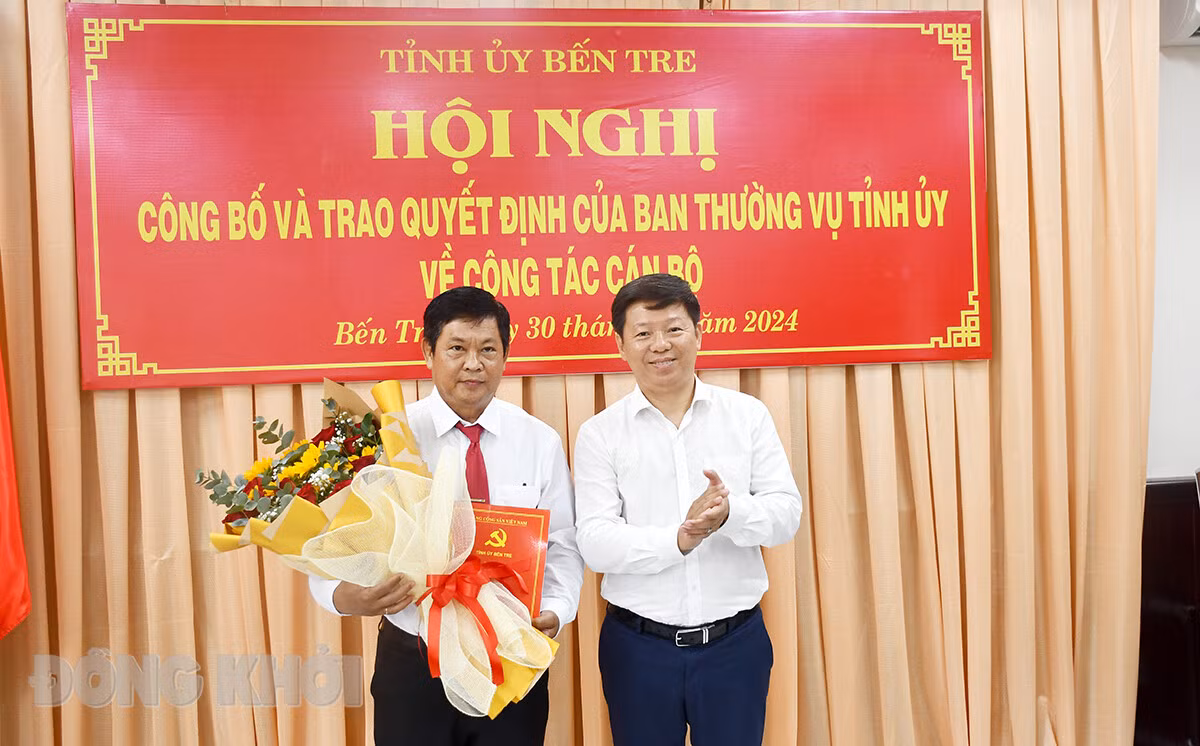 Phó Bí thư Thường trực Tỉnh ủy Trần Thanh Lâm trao quyết định cho ông Lê Văn Đức. Ảnh: Báo Đồng Khởi. Phó Bí thư Thường trực Tỉnh ủy Trần Thanh Lâm trao quyết định cho ông Lê Văn Đức. Ảnh: Báo Đồng Khởi.