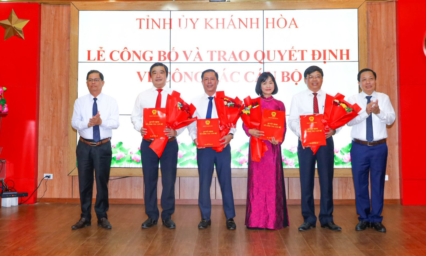 Trao quyết định, tặng hoa chúc mừng 4 cán bộ mới được điều động nhận công tác ở các địa phương, đơn vị.