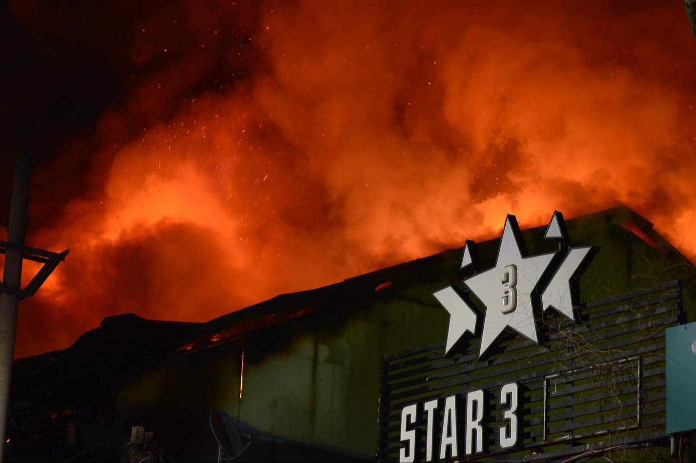 Ngọn lửa bùng lên dữ dội, cột khói đen bốc cao hàng chục mét.