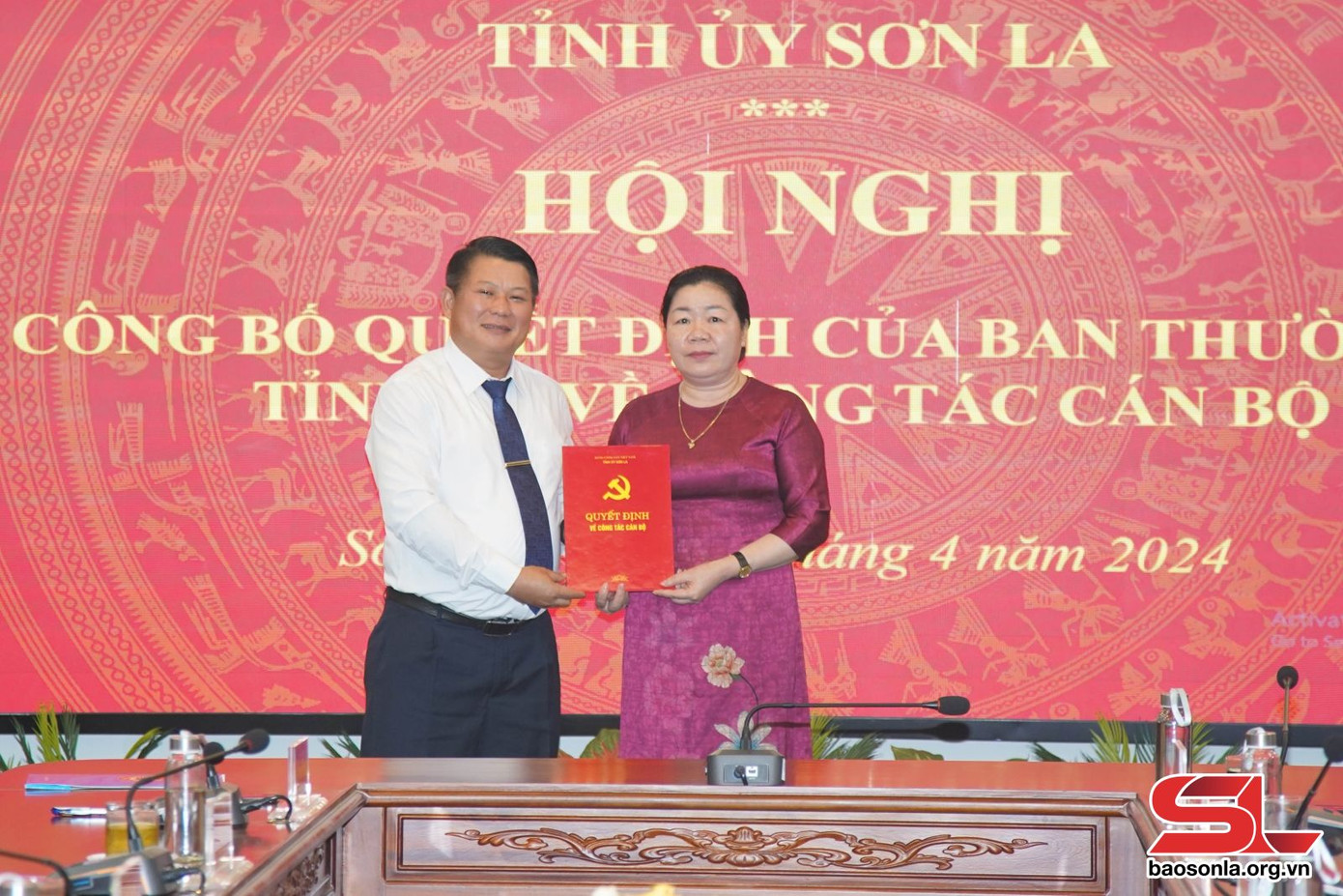 Trao quyết định cho bà Mùi Thị Hiền. Ảnh: Báo Sơn La