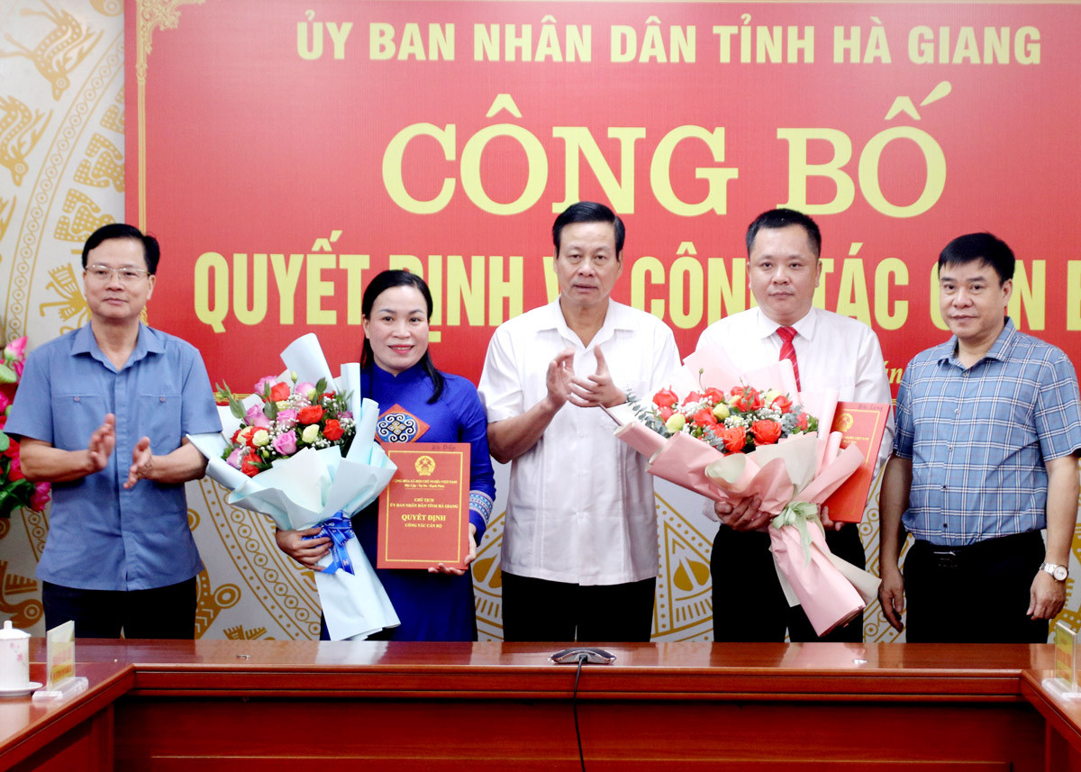 Lãnh đạo UBND tỉnh, Ủy ban Kiểm tra Tỉnh ủy trao quyết định, tặng hoa chúc mừng các cán bộ được bổ nhiệm.