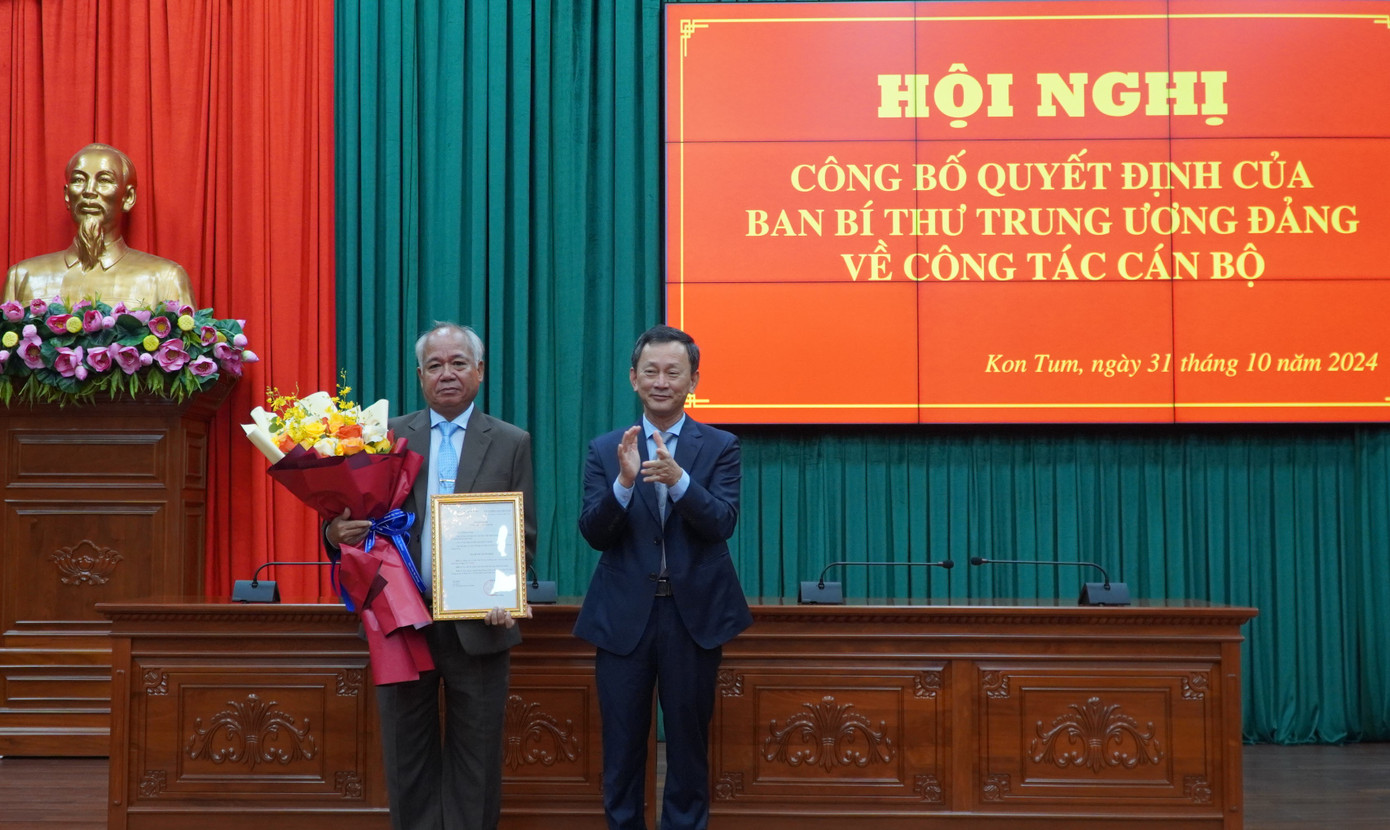 Bí thư Tỉnh ủy Kon Tum Dương Văn Trang trao quyết định của Ban Bí thư và tặng hoa chúc mừng đồng chí A Pớt. Ảnh: Báo Kon Tum.