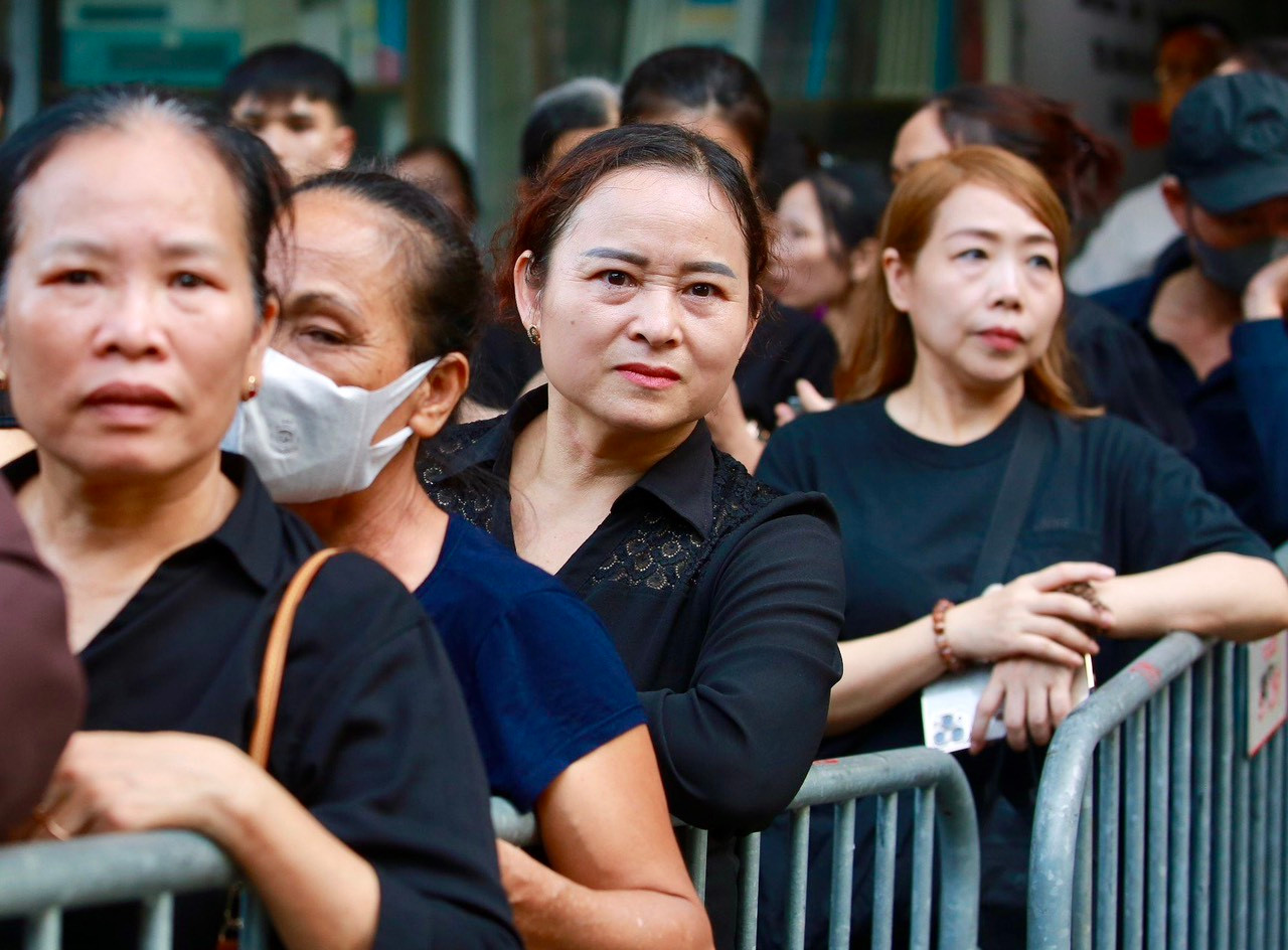 Sáng 26/7, có rất đông người dân đã đến khu vực Nhà tang lễ Quốc gia (Hà Nội) để xếp hàng chờ viếng Tổng Bí thư Nguyễn Phú Trọng.