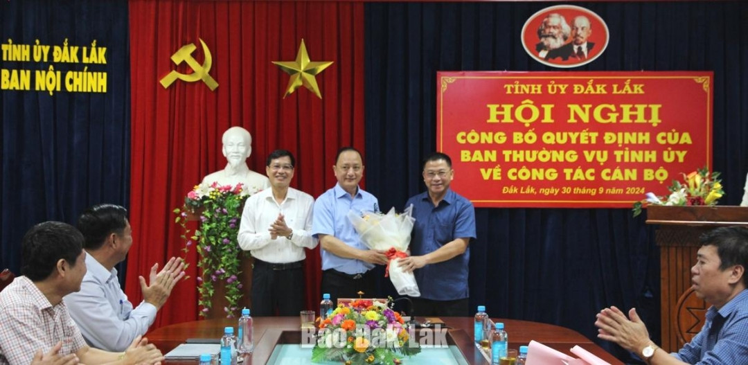 Lãnh đạo Ban Nội chính Tỉnh ủy tặng hoa chúc mừng ông Hà Huy Quang.