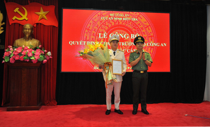 Thiếu tướng Hoàng Văn Hà trao quyết định của Bộ trưởng Bộ Công an về việc bổ nhiệm Thượng tá Trần Văn Hùng giữ chức vụ Phó Cục trưởng Cục An ninh điều tra. Thiếu tướng Hoàng Văn Hà trao quyết định của Bộ trưởng Bộ Công an về việc bổ nhiệm Thượng tá Trần Văn Hùng giữ chức vụ Phó Cục trưởng Cục An ninh điều tra.