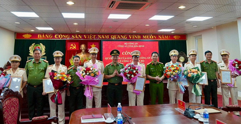 Lãnh đạo Công an tỉnh Hòa Bình trao quyết định cho các đồng chí được điều động Lãnh đạo Công an tỉnh Hòa Bình trao quyết định cho các đồng chí được điều động