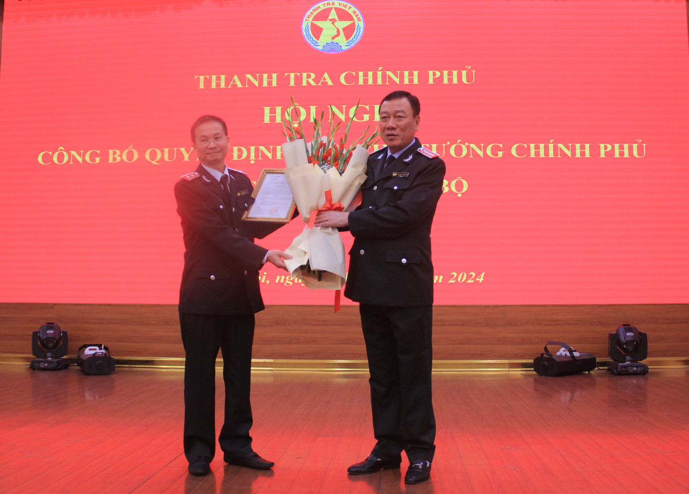 Tổng Thanh tra Chính phủ Đoàn Hồng Phong trao quyết định cho ông Lê Tiến Đạt (trái). Ảnh: Thanh tra Chính phủ. Ảnh: Thanh tra Chính phủ Tổng Thanh tra Chính phủ Đoàn Hồng Phong trao quyết định cho ông Lê Tiến Đạt (trái). Ảnh: Thanh tra Chính phủ. Ảnh: Thanh tra Chính phủ