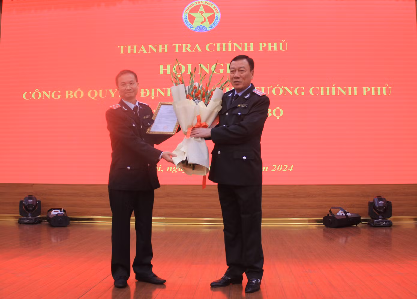 Tổng Thanh tra Chính phủ Đoàn Hồng Phong trao quyết định cho ông Lê Tiến Đạt (trái). Ảnh: Thanh tra Chính phủ. Ảnh: Thanh tra Chính phủ