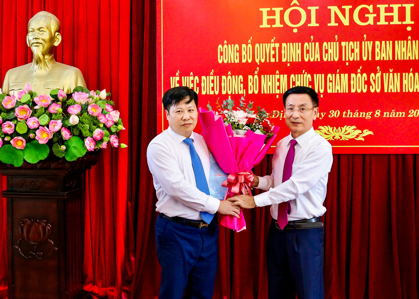 Chủ tịch UBND tỉnh Nam Định Phạm Đình Nghị trao quyết định cho tân Giám đốc Sở Văn hóa, Thể thao và Du lịch Vũ Đức Thọ. Ảnh: Vietnamnet