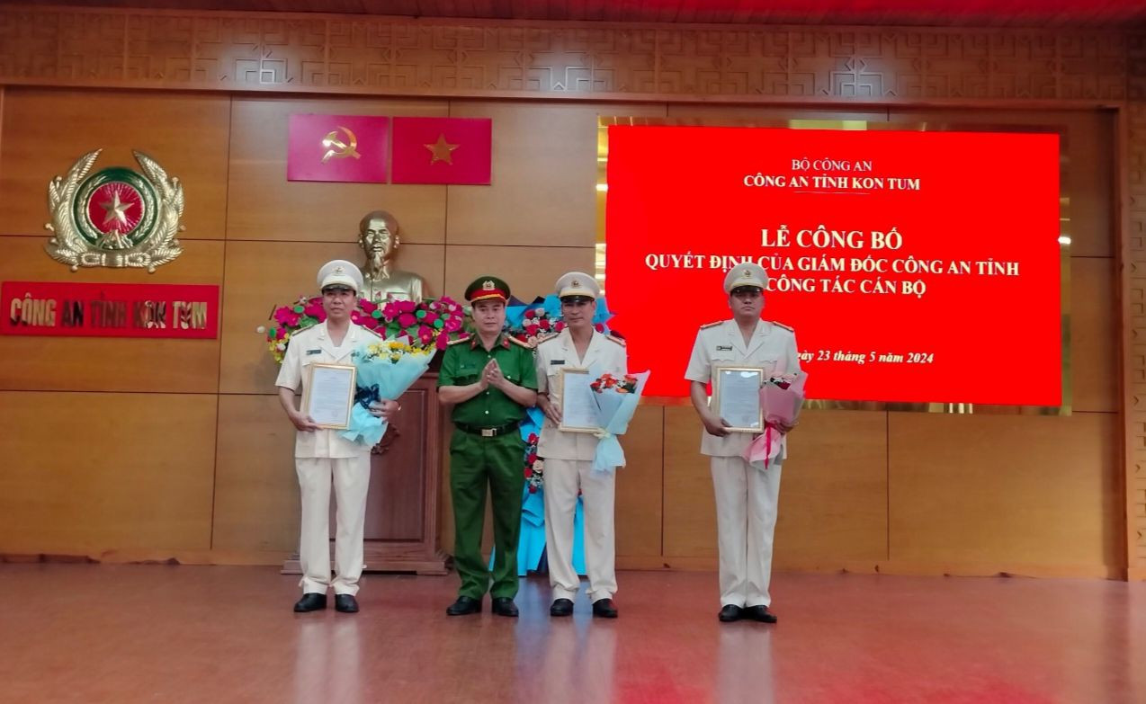 Đại tá Nguyễn Ngọc Sinh, Ủy viên Ban Thường vụ Đảng ủy, Phó Giám đốc Công an tỉnh trao quyết định và tặng hoa chúc mừng các cán bộ được điều động bổ nhiệm.