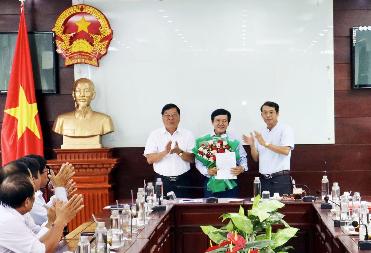 Lãnh đạo HĐND tỉnh Sóc Trăng trao Thông báo kết luận của Ban Thường vụ Tỉnh ủy về việc kiện toàn chức danh Giám đốc Sở Công Thương. Ảnh: Báo Sóc Trăng