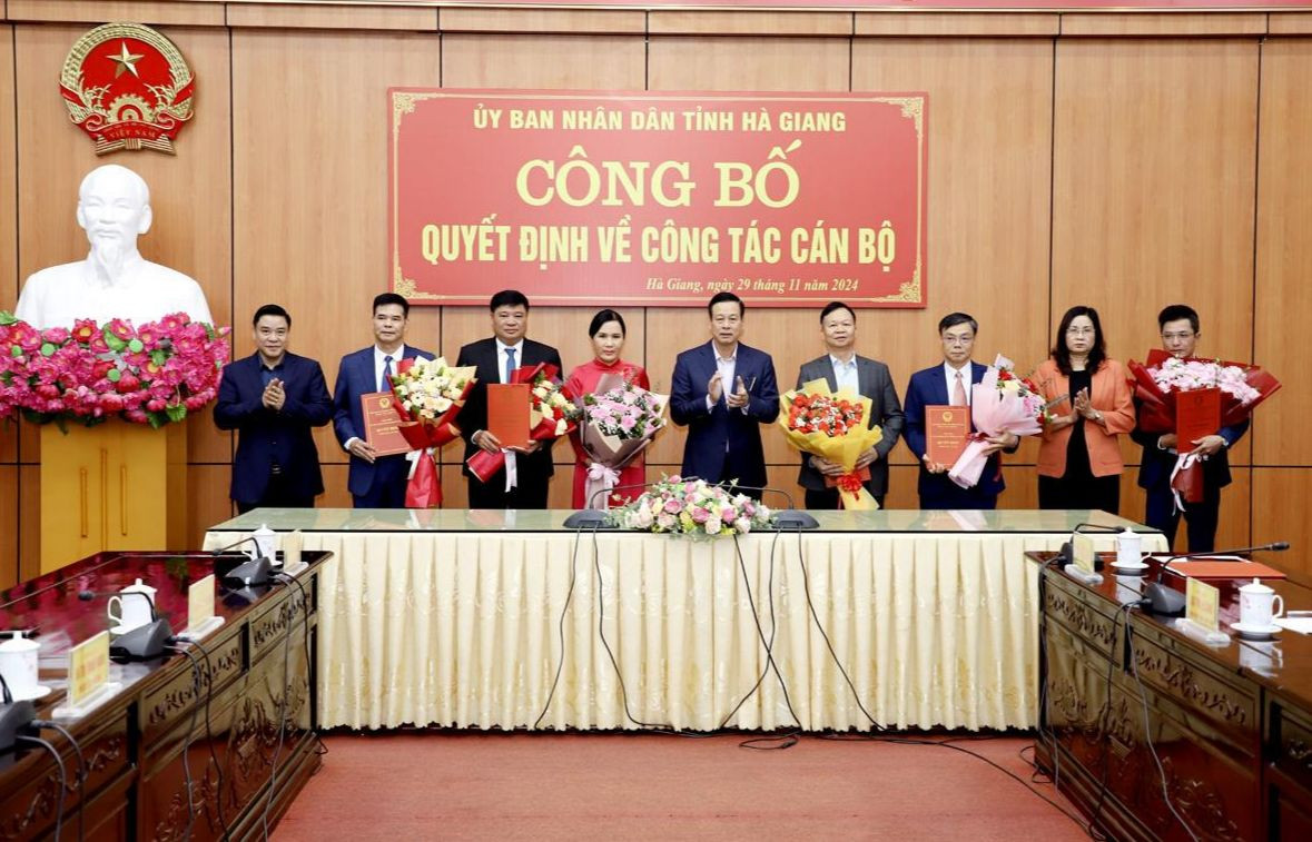 Chủ tịch UBND tỉnh Hà Giang Nguyễn Văn Sơn tặng hoa và trao quyết định cho các cán bộ nhận nhiệm vụ mới. Chủ tịch UBND tỉnh Hà Giang Nguyễn Văn Sơn tặng hoa và trao quyết định cho các cán bộ nhận nhiệm vụ mới.