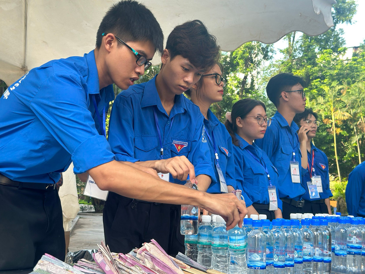 Các bạn tình nguyện viên tham gia phát nước, hỗ trợ người dân vào viếng Tổng Bí thư Nguyễn Phú Trọng tại Nhà tang lễ Quốc gia (Hà Nội)