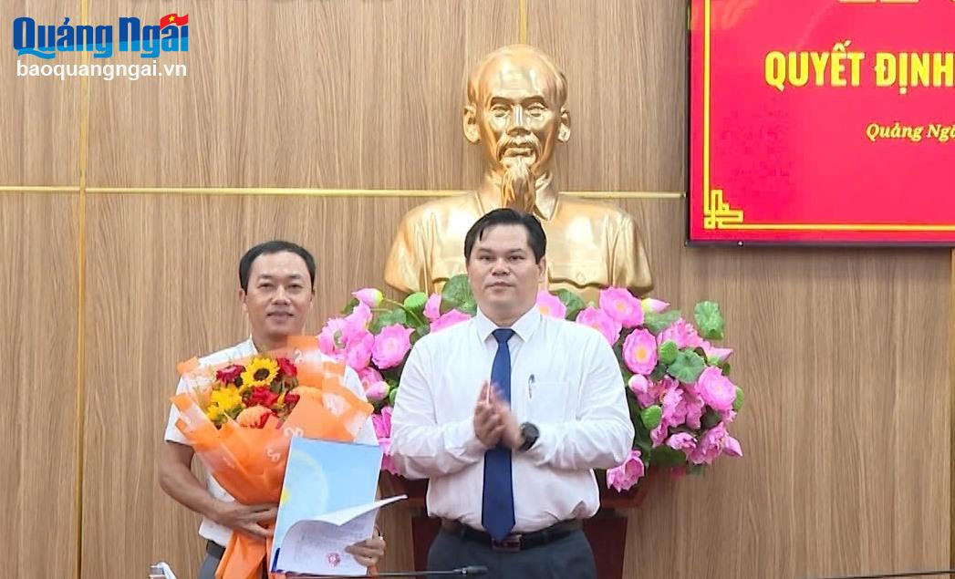 Phó Chủ tịch UBND tỉnh Quảng Ngãi Trần Phước Hiền trao quyết định, tặng hoa chúc mừng tân Phó Giám đốc Sở Công thương Võ Quốc Hùng. Ảnh: Báo Quảng Ngãi