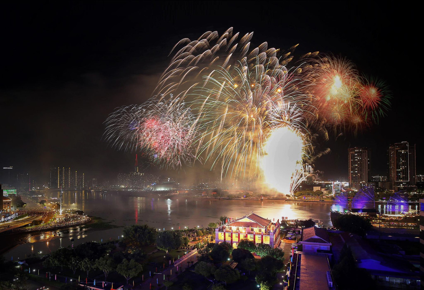 Màn pháo hoa tuyệt đẹp trên bầu trời TPHCM. Ảnh: Duy Anh Màn pháo hoa tuyệt đẹp trên bầu trời TPHCM. Ảnh: Duy Anh