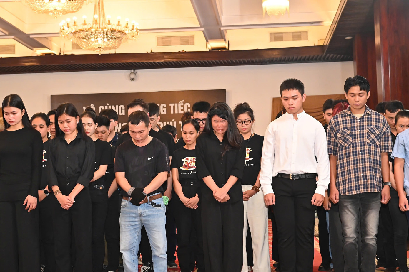 Nhiều người bật khóc trong niềm tiếc thương, tưởng nhớ Tổng Bí thư Nguyễn Phú Trọng Nhiều người bật khóc trong niềm tiếc thương, tưởng nhớ Tổng Bí thư Nguyễn Phú Trọng