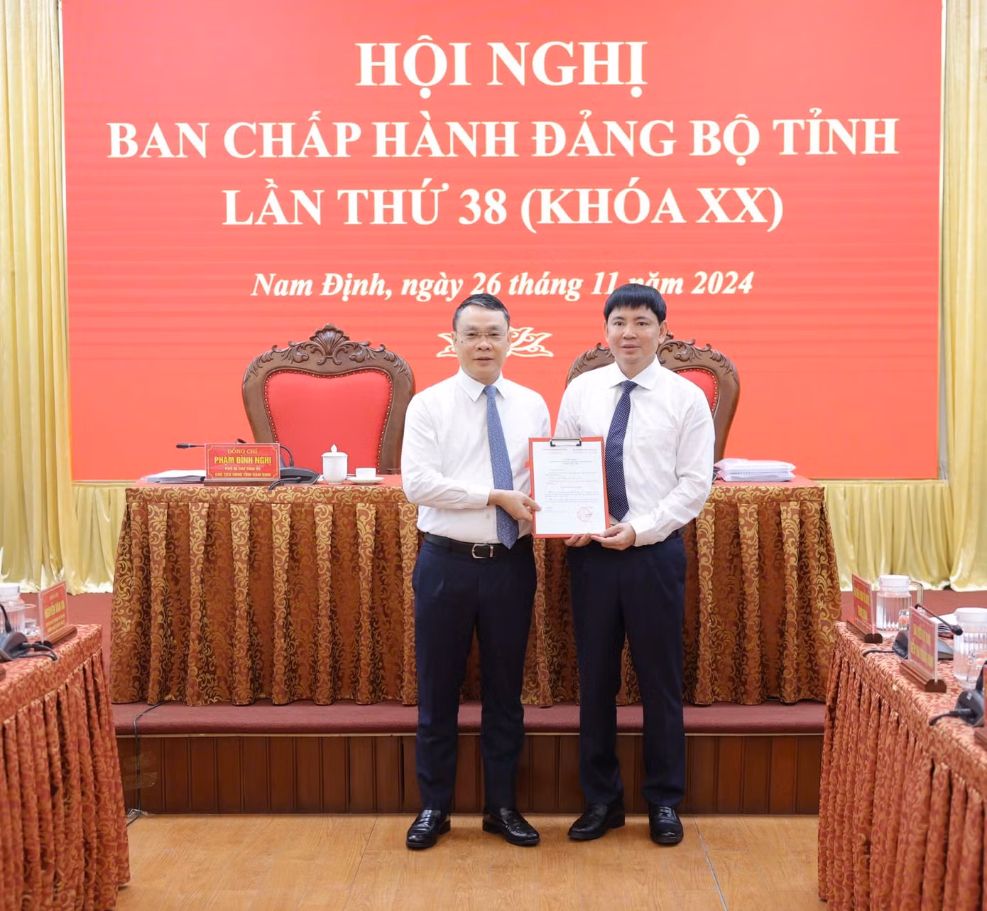 Bí thư Tỉnh ủy Nam Định Đặng Khánh Toàn trao quyết định của Ban Bí thư Trung ương Đảng, tặng hoa chúc mừng ông Nguyễn Hoàng Anh, Ủy viên BCH Đảng bộ tỉnh, Trưởng Ban quản lý các Khu công nghiệp tỉnh. Ảnh: Báo Đại đoàn kết Bí thư Tỉnh ủy Nam Định Đặng Khánh Toàn trao quyết định của Ban Bí thư Trung ương Đảng, tặng hoa chúc mừng ông Nguyễn Hoàng Anh, Ủy viên BCH Đảng bộ tỉnh, Trưởng Ban quản lý các Khu công nghiệp tỉnh. Ảnh: Báo Đại đoàn kết