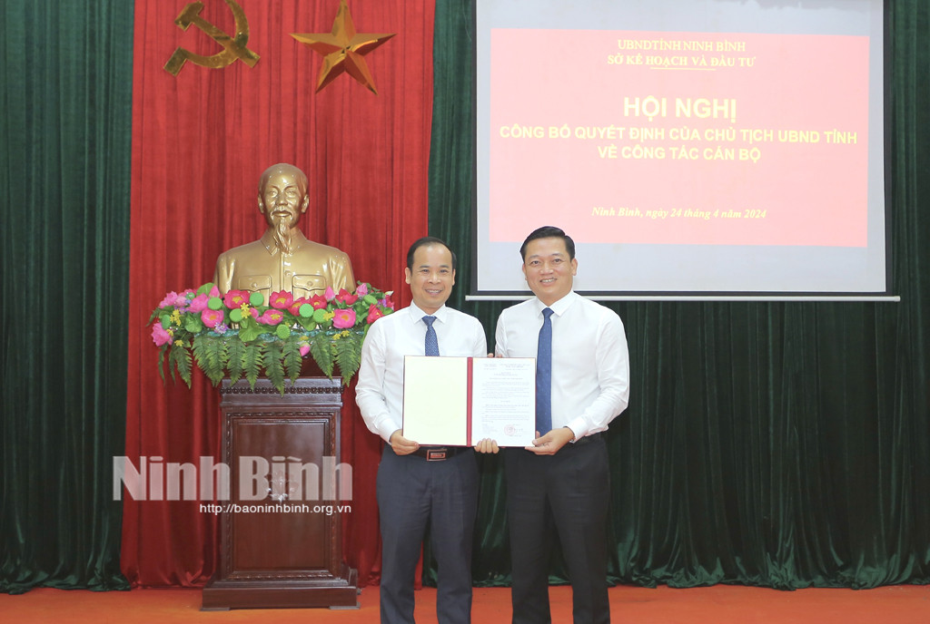 Ông Nguyễn Cao Sơn, Tỉnh ủy viên, Phó Chủ tịch UBND tỉnh Ninh Bình trao quyết định bổ nhiệm cho ông Dương Đức Quân. Ảnh: Báo Ninh Bình Ông Nguyễn Cao Sơn, Tỉnh ủy viên, Phó Chủ tịch UBND tỉnh Ninh Bình trao quyết định bổ nhiệm cho ông Dương Đức Quân. Ảnh: Báo Ninh Bình