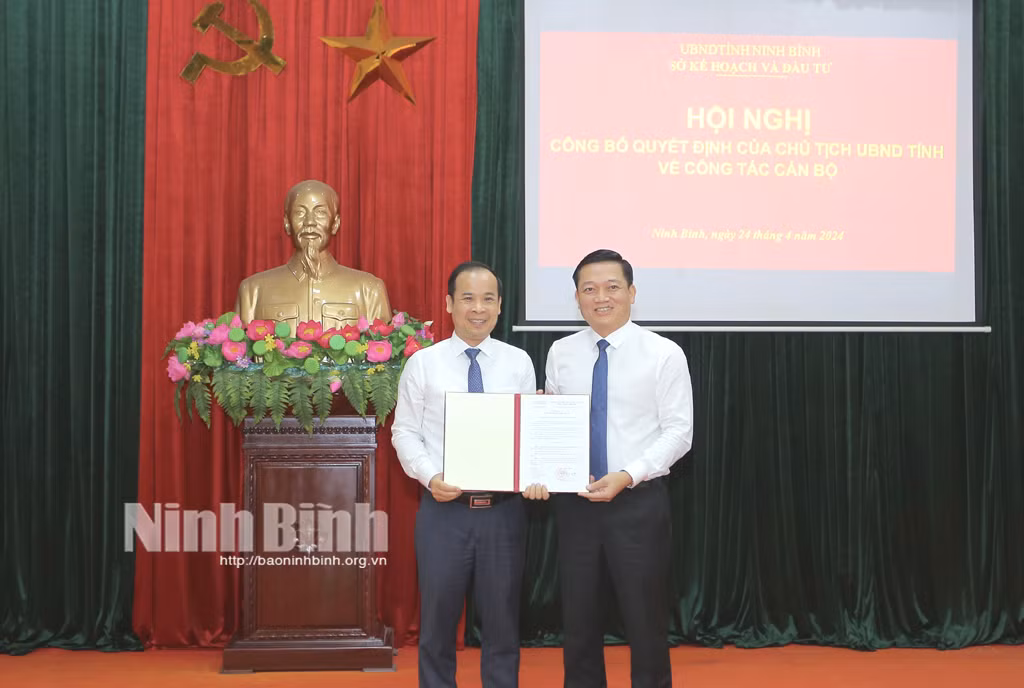 Ông Nguyễn Cao Sơn, Tỉnh ủy viên, Phó Chủ tịch UBND tỉnh Ninh Bình trao quyết định bổ nhiệm cho ông Dương Đức Quân. Ảnh: Báo Ninh Bình