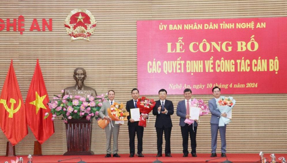 Phó Chủ tịch UBND tỉnh Bùi Đình Long trao quyết định cho các cán bộ vừa được điều động, bổ nhiệm giữ chức vụ mới. Ảnh: Đài Phát thanh và Truyền hình Nghệ An.