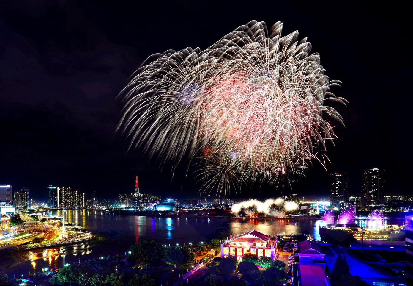 Pháo hoa rực sáng trên bầu trời chào năm mới Giáp Thìn 2024 ảnh 212 Pháo hoa rực sáng trên bầu trời chào năm mới Giáp Thìn 2024 ảnh 212