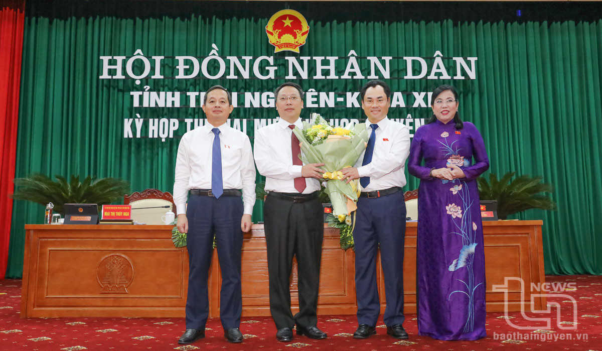 Bí thư Tỉnh ủy Thái Nguyên Trịnh Việt Hùng tặng hoa chúc mừng tân Chủ tịch UBND tỉnh Nguyễn Huy Dũng. Ảnh: Báo Thái Nguyên. Bí thư Tỉnh ủy Thái Nguyên Trịnh Việt Hùng tặng hoa chúc mừng tân Chủ tịch UBND tỉnh Nguyễn Huy Dũng. Ảnh: Báo Thái Nguyên.