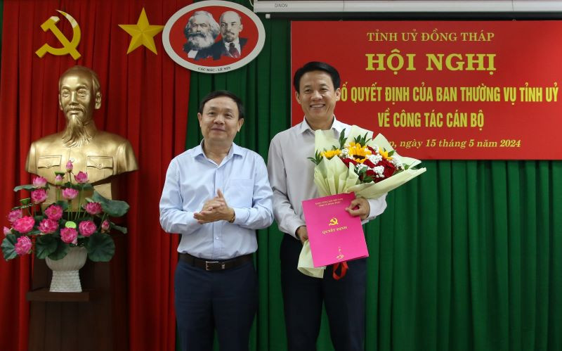 Ông Phan Văn Thắng - Phó Bí thư Thường trực Tỉnh ủy, Chủ tịch HĐND tỉnh Đồng Tháp (bên trái) trao quyết định, tặng hoa chúc mừng ông Nguyễn Minh Tuấn. Ông Phan Văn Thắng - Phó Bí thư Thường trực Tỉnh ủy, Chủ tịch HĐND tỉnh Đồng Tháp (bên trái) trao quyết định, tặng hoa chúc mừng ông Nguyễn Minh Tuấn.