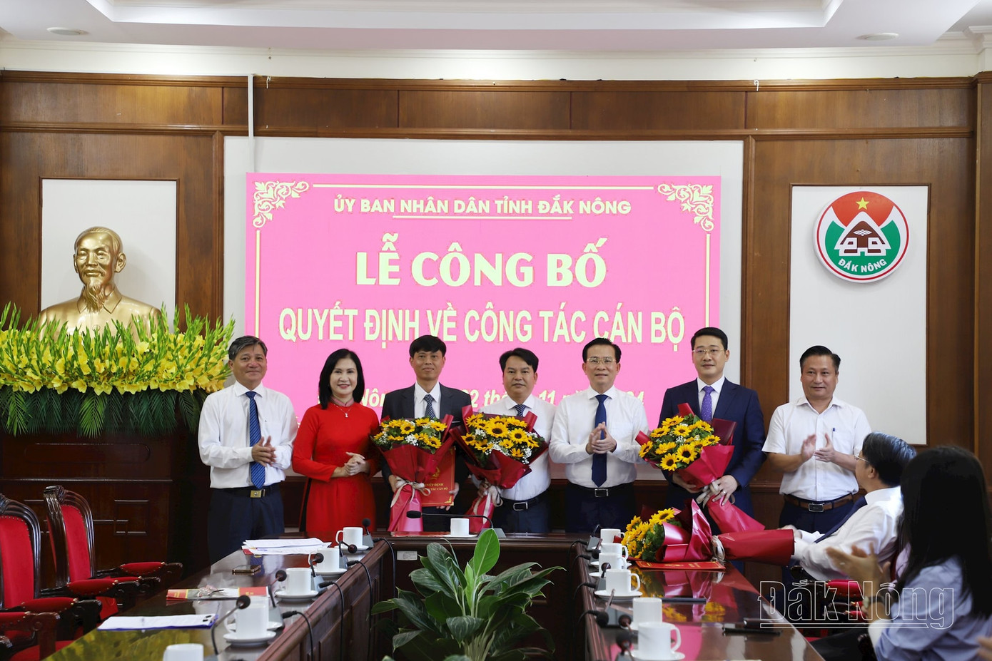 Lãnh đạo UBND tỉnh, Ban Tổ chức Tỉnh ủy và Sở Nội vụ tặng hoa chúc mừng các cán bộ được điều động, bổ nhiệm. Ảnh: Báo Đắk Nông Lãnh đạo UBND tỉnh, Ban Tổ chức Tỉnh ủy và Sở Nội vụ tặng hoa chúc mừng các cán bộ được điều động, bổ nhiệm. Ảnh: Báo Đắk Nông