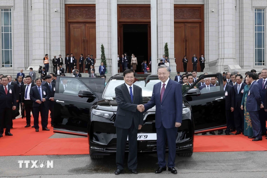 Chủ tịch nước Tô Lâm trao xe ôtô Vinfast VF9 cho Tổng Bí thư, Chủ tịch nước Lào Thongloun Sisoulith. (Ảnh: Nhan Sáng/TTXVN)