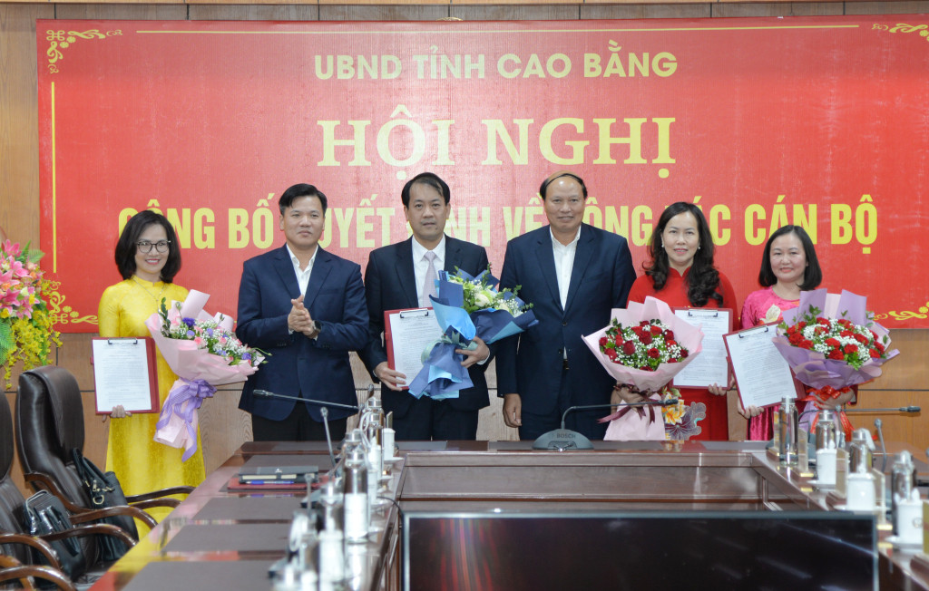 Lãnh đạo UBND tỉnh Cao Bằng trao quyết định cho các cán bộ được tiếp nhận, bổ nhiệm.