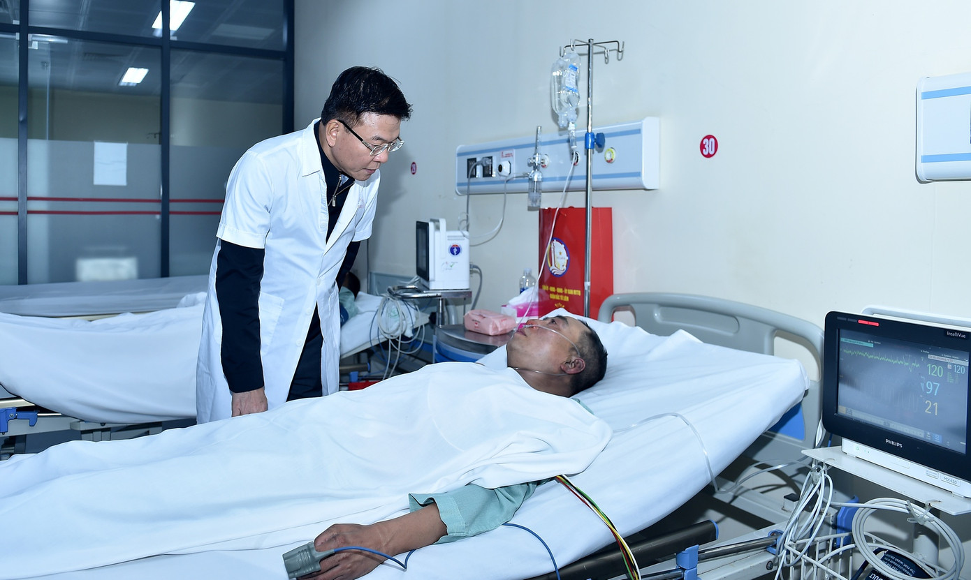 Phó Thủ tướng Lê Thành Long thăm hỏi các nạn nhân tại Bệnh viện E. Ảnh: VGP