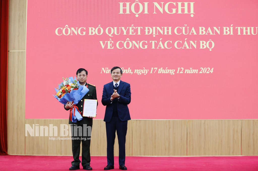 Bí thư Tỉnh uỷ Ninh Bình Đoàn Minh Huấn trao Quyết định, tặng hoa chúc mừng đồng chí Đinh Việt Dũng. Bí thư Tỉnh uỷ Ninh Bình Đoàn Minh Huấn trao Quyết định, tặng hoa chúc mừng đồng chí Đinh Việt Dũng.