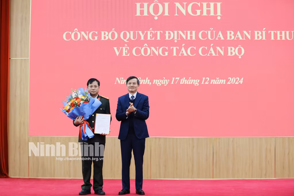 Bí thư Tỉnh uỷ Ninh Bình Đoàn Minh Huấn trao Quyết định, tặng hoa chúc mừng đồng chí Đinh Việt Dũng.