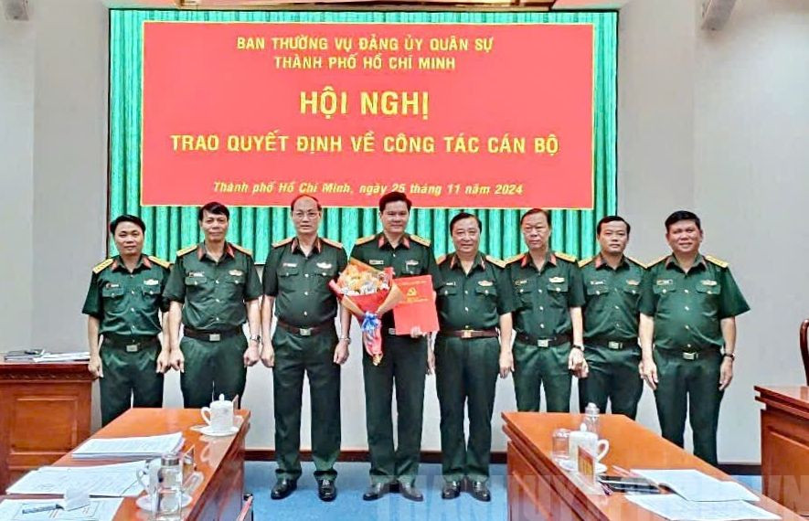 Thủ trưởng Bộ Tư lệnh TPHCM trao quyết định về công tác cán bộ cho Thượng tá Hà Văn Tiến, Phó Chủ nhiệm Ủy ban Kiểm tra Đảng ủy Quân sự TPHCM