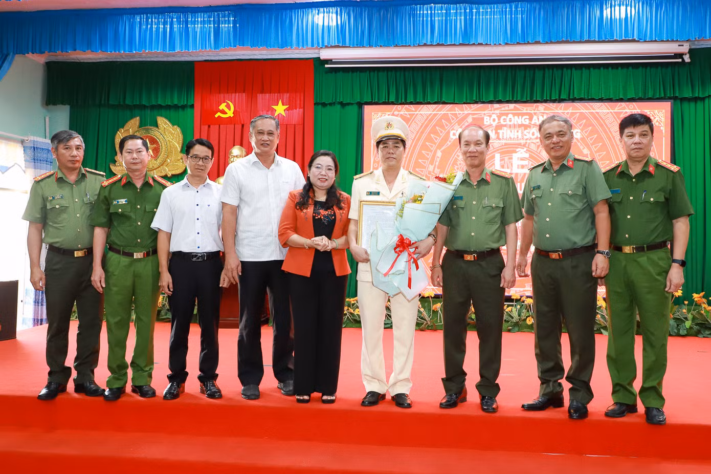 Lãnh đạo tỉnh Sóc Trăng và lãnh đạo Công an tỉnh chúc mừng Thượng tá Cao Thiện Hải nhận quyết định. Ảnh: Báo Sóc Trăng Lãnh đạo tỉnh Sóc Trăng và lãnh đạo Công an tỉnh chúc mừng Thượng tá Cao Thiện Hải nhận quyết định. Ảnh: Báo Sóc Trăng