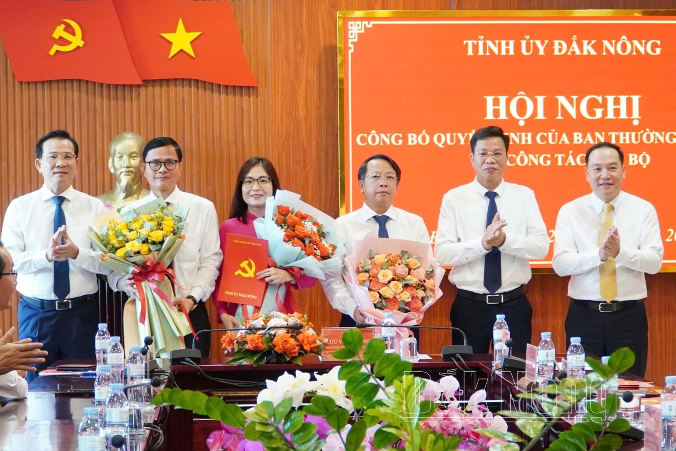 Thường trực Tỉnh ủy Đắk Nông trao quyết định và tặng hoa chúc mừng các cán bộ được bổ nhiệm. Ảnh: Báo Đắk Nông Thường trực Tỉnh ủy Đắk Nông trao quyết định và tặng hoa chúc mừng các cán bộ được bổ nhiệm. Ảnh: Báo Đắk Nông
