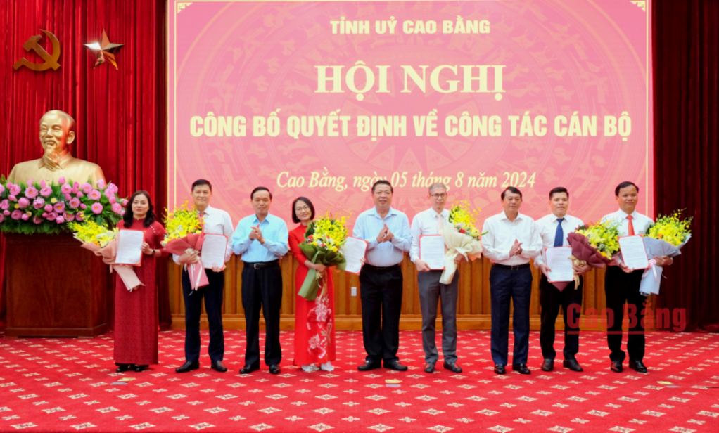 Lãnh đạo tỉnh chúc mừng các đồng chí nhận quyết định điều động, luân chuyển. Lãnh đạo tỉnh chúc mừng các đồng chí nhận quyết định điều động, luân chuyển.