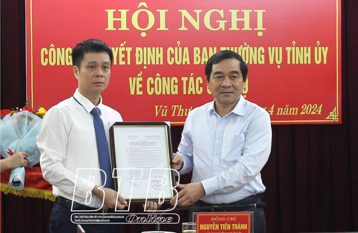 Đồng chí Nguyễn Tiến Thành, Phó Bí thư thường trực Tỉnh ủy, Chủ tịch HĐND tỉnh trao quyết định luân chuyển cho đồng chí Đinh Nho Liêm. Ảnh: Báo Thái Bình.