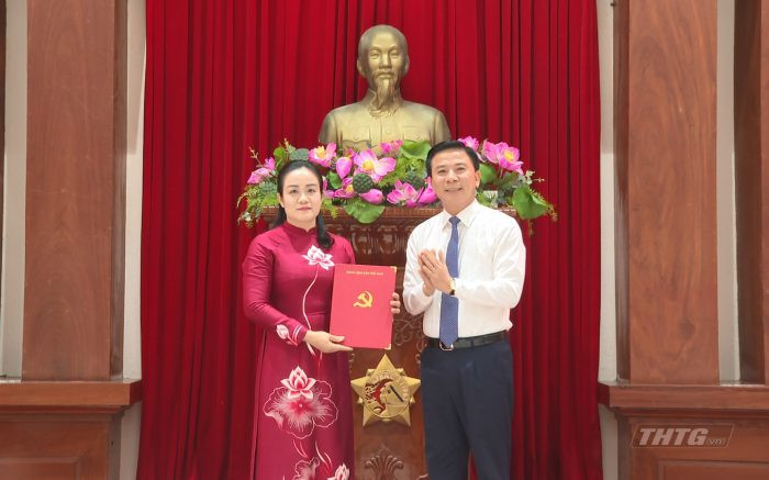 Phó Trưởng Ban Tổ chức Trung ương Đỗ Trọng Hưng trao quyết định của Ban Bí thư cho bà Nguyễn Hải Trâm. Phó Trưởng Ban Tổ chức Trung ương Đỗ Trọng Hưng trao quyết định của Ban Bí thư cho bà Nguyễn Hải Trâm.