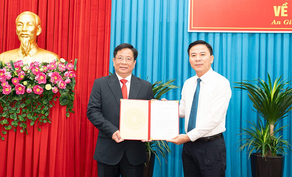 Phó Trưởng ban Tổ chức Trung ương Đỗ Trọng Hưng trao quyết định của Bộ Chính trị và tặng hoa chúc mừng ông Hồ Văn Mừng. Ảnh: Báo An Giang Phó Trưởng ban Tổ chức Trung ương Đỗ Trọng Hưng trao quyết định của Bộ Chính trị và tặng hoa chúc mừng ông Hồ Văn Mừng. Ảnh: Báo An Giang