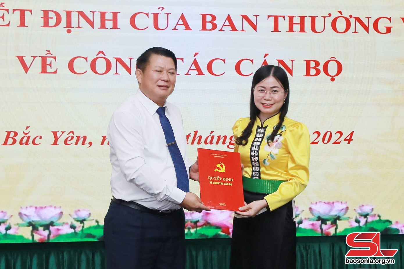 Phó Bí thư Thường trực Tỉnh ủy Lò Minh Hùng trao quyết định của Ban Thường vụ Tỉnh ủy cho bà Hà Thị Ngọc Yến. Phó Bí thư Thường trực Tỉnh ủy Lò Minh Hùng trao quyết định của Ban Thường vụ Tỉnh ủy cho bà Hà Thị Ngọc Yến.