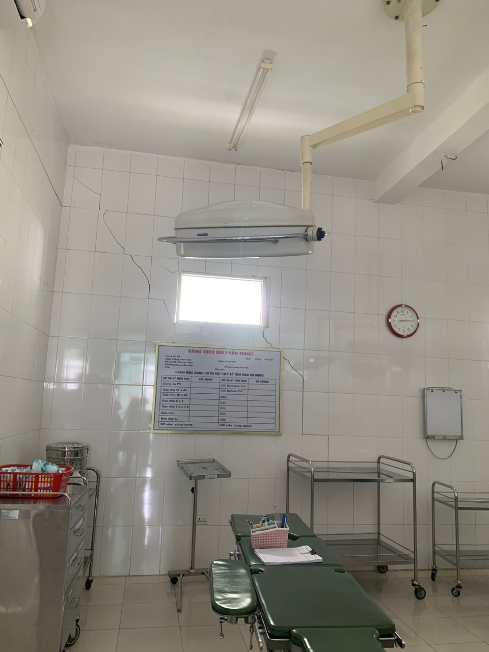 Sụt lún, nứt gãy tường, nền nhà ở Trung tâm Y tế huyện Tây Giang. Sụt lún, nứt gãy tường, nền nhà ở Trung tâm Y tế huyện Tây Giang.