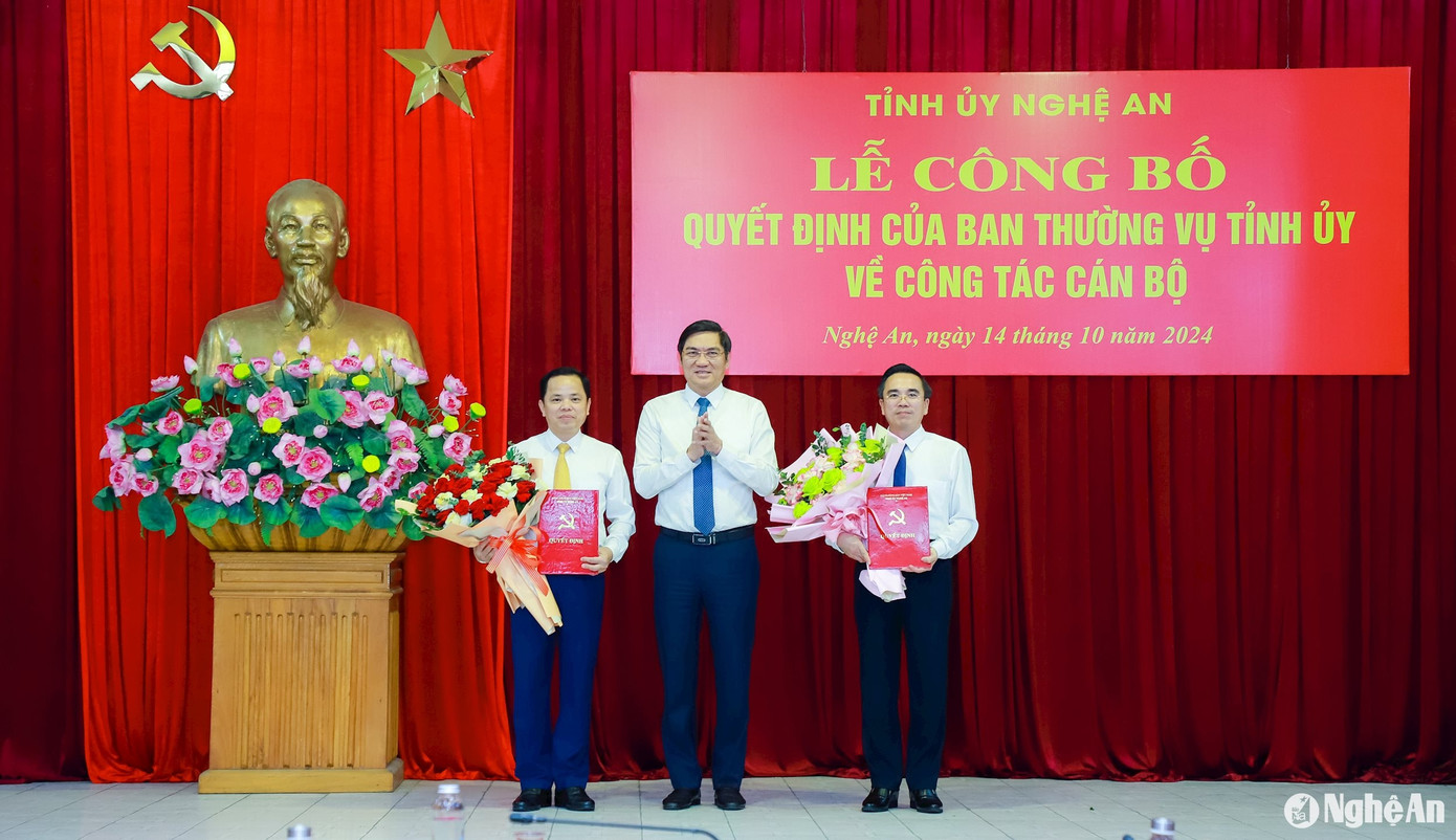 Phó Bí thư Thường trực Tỉnh ủy Nghệ An Hoàng Nghĩa Hiếu trao các quyết định và tặng hoa chúc mừng các ông: Phan Sỹ Cường và Lê Văn Ngọc. Ảnh: Thành Duy Phó Bí thư Thường trực Tỉnh ủy Nghệ An Hoàng Nghĩa Hiếu trao các quyết định và tặng hoa chúc mừng các ông: Phan Sỹ Cường và Lê Văn Ngọc. Ảnh: Thành Duy