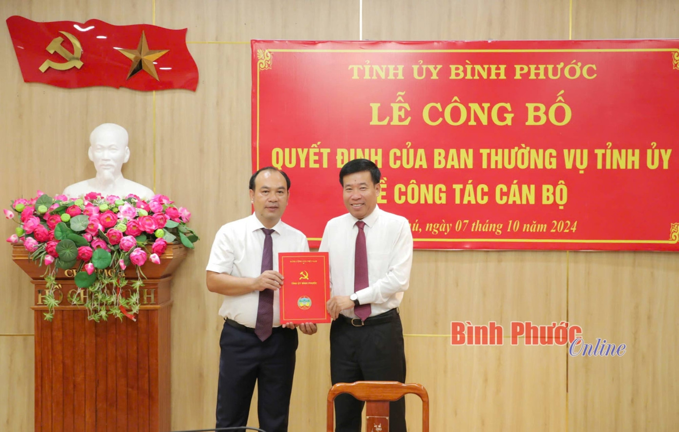 Bí thư Tỉnh ủy Nguyễn Mạnh Cường trao quyết định của Ban Thường vụ Tỉnh ủy Bình Phước cho ông Nguyễn Tấn Hùng. Ảnh: Báo Bình Phước Bí thư Tỉnh ủy Nguyễn Mạnh Cường trao quyết định của Ban Thường vụ Tỉnh ủy Bình Phước cho ông Nguyễn Tấn Hùng. Ảnh: Báo Bình Phước