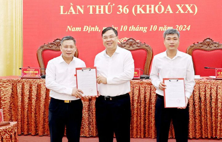Bí thư Tỉnh ủy Nam Định Phạm Gia Túc trao quyết định của Ban Bí thư cho 2 cán bộ. Ảnh: Báo Nam Định Bí thư Tỉnh ủy Nam Định Phạm Gia Túc trao quyết định của Ban Bí thư cho 2 cán bộ. Ảnh: Báo Nam Định