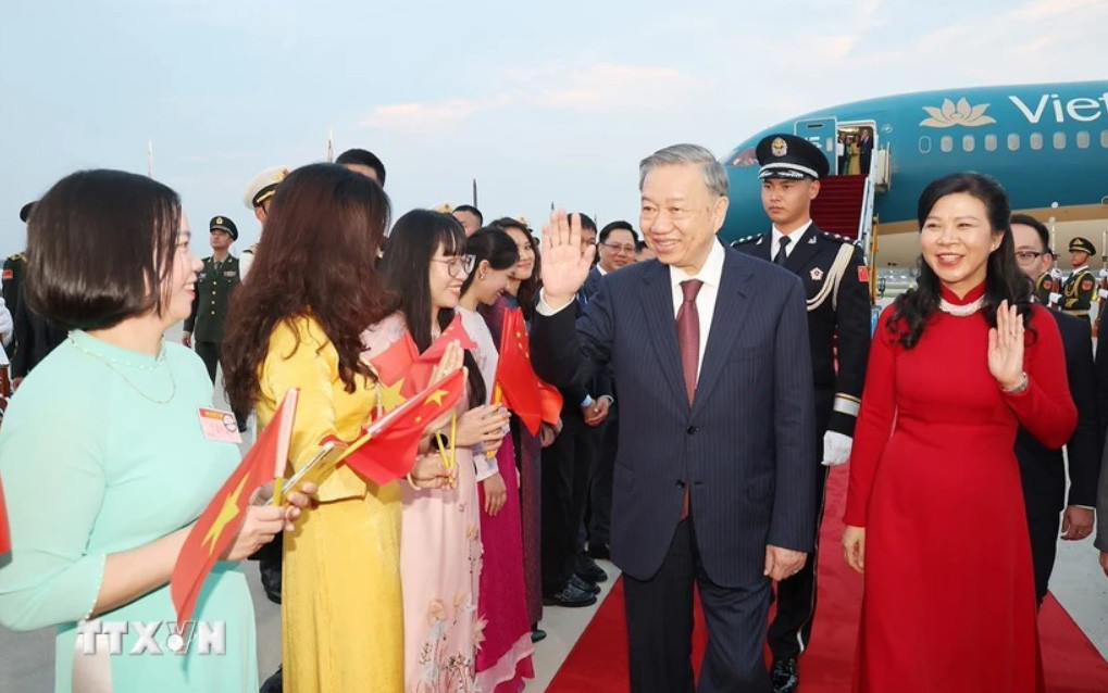 Cán bộ, nhân viên Đại sứ quán và cộng đồng người Việt Nam đón Tổng Bí thư, Chủ tịch nước Tô Lâm và Phu nhân tại Sân bay Quốc tế Bắc Kinh. Ảnh: TTXVN Cán bộ, nhân viên Đại sứ quán và cộng đồng người Việt Nam đón Tổng Bí thư, Chủ tịch nước Tô Lâm và Phu nhân tại Sân bay Quốc tế Bắc Kinh. Ảnh: TTXVN