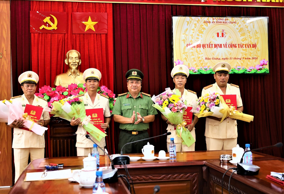 Trao quyết định và tặng hoa chúc mừng các cán bộ được điều động.