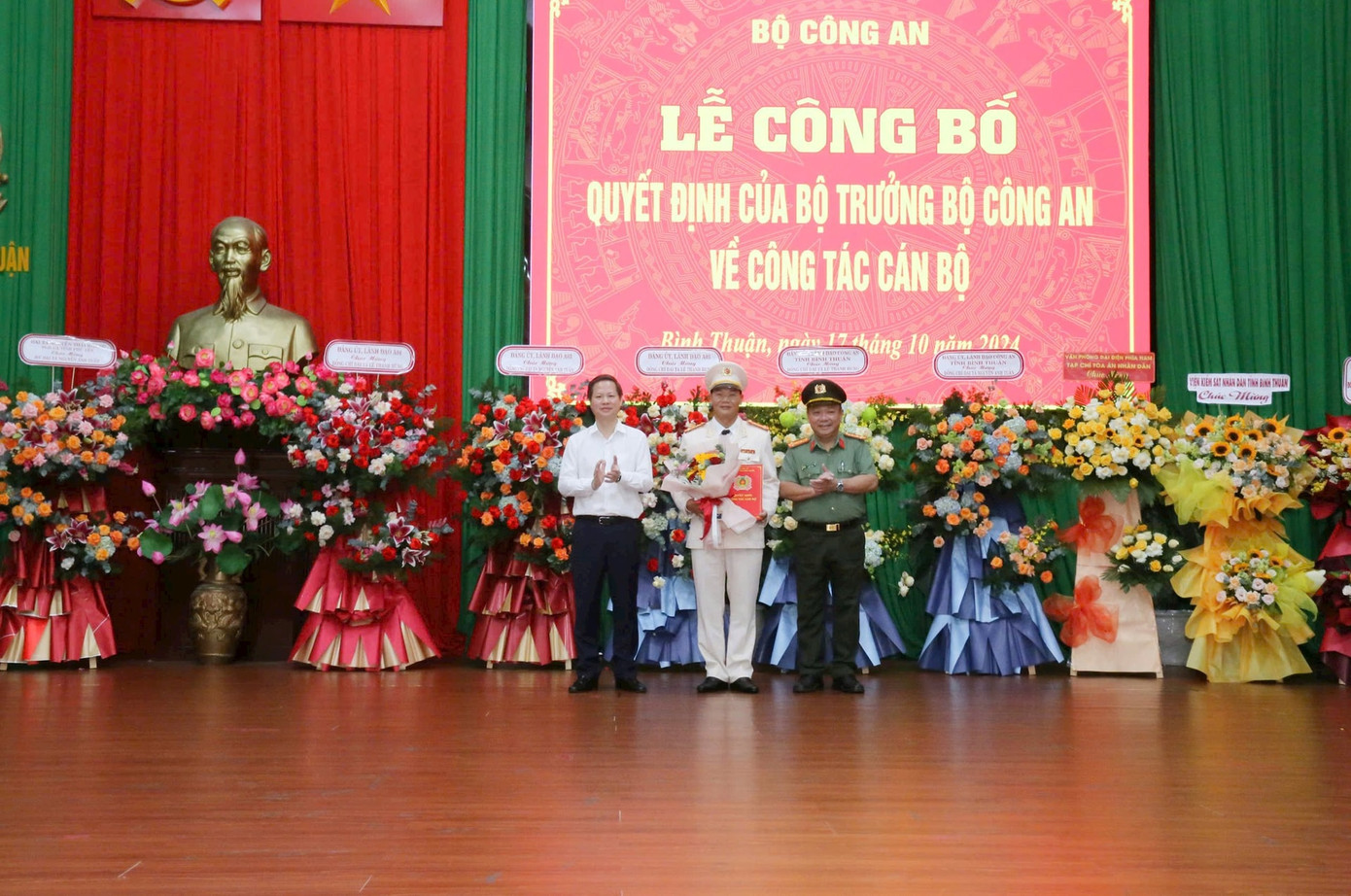 Chủ tịch UBND tỉnh Bình Thuận và Giám đốc Công an tỉnh tặng hoa chúc mừng Đại tá Nguyễn Anh Tuấn.