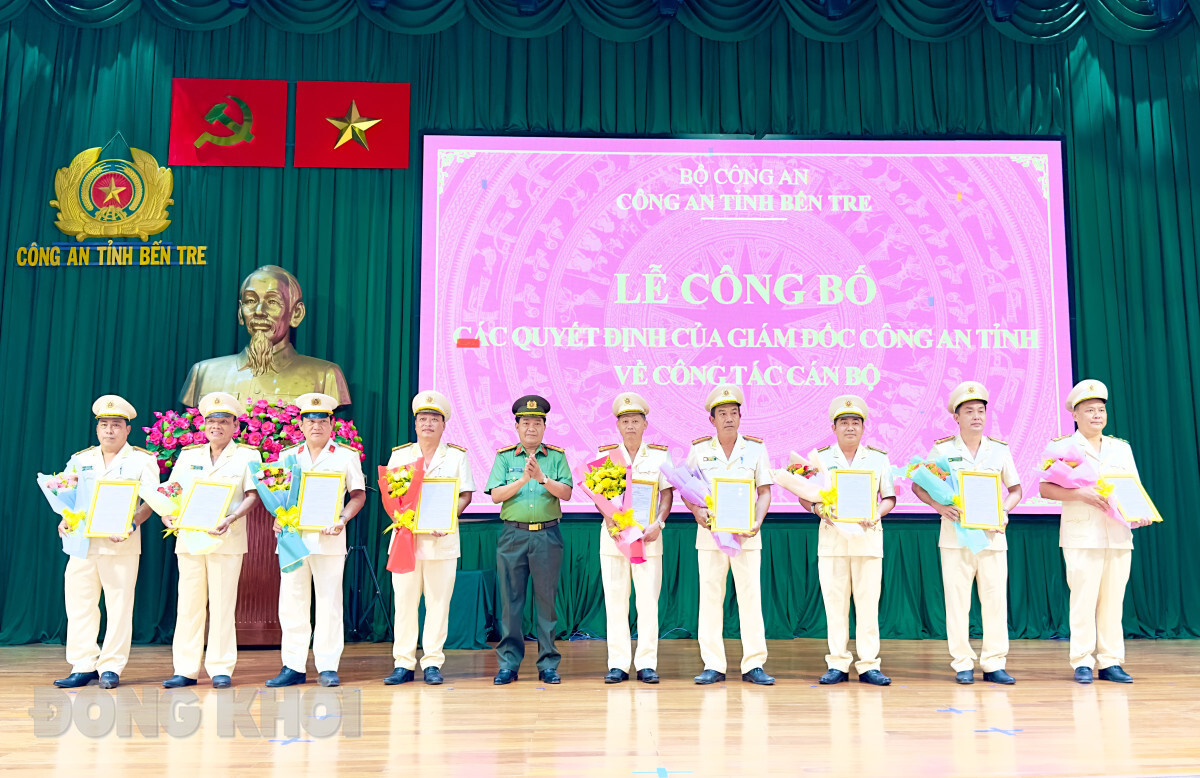 Trao quyết định và tặng hoa chúc mừng các đồng chí được điều động. Ảnh: Báo Đồng Khởi Trao quyết định và tặng hoa chúc mừng các đồng chí được điều động. Ảnh: Báo Đồng Khởi