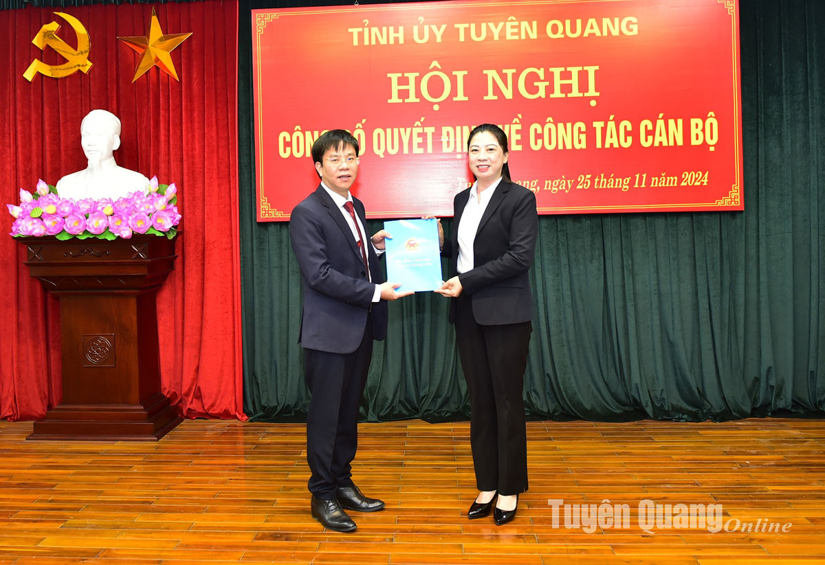 Bà Lê Thị Kim Dung, Phó Bí thư Thường trực Tỉnh ủy, Chủ tịch HĐND tỉnh trao quyết định bổ nhiệm Chánh Văn phòng Đoàn ĐBQH và HĐND tỉnh cho ông Nguyễn Văn Hiền. Ảnh: Báo Tuyên Quang